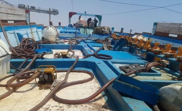 توقیف لنج صیادی حامل ۱۵ هزار لیتر سوخت قاچاق در آب‌های کیش