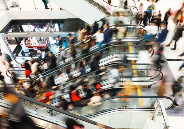 مصرف‌ زدگی، افراد را به فراموشی مناسبات اخلاق اجتماعی کشانده است