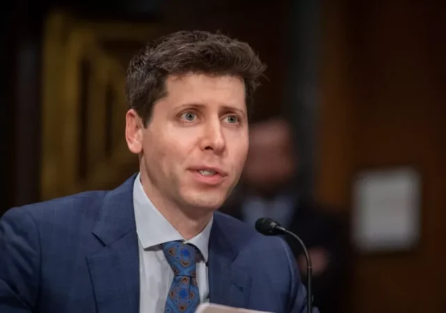 سم آلتمن: هوش جامع مصنوعی تا ۲۰۳۰ می‌آید و جایگزین ۴۰ درصد کارها می‌شود