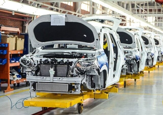 خبر خوش وزارت صمت برای خودروسازان / قیمت خودرو کاهش می‌یابد؟