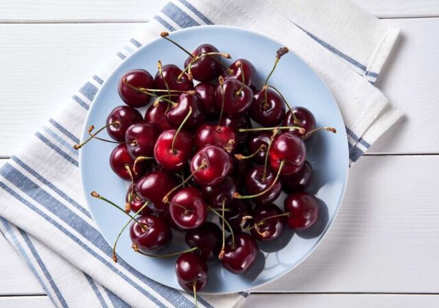 گیلاس قرمز تیره روند پیشرفت سرطان سینه تهاجمی را کُند می کند