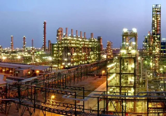 پیگیری بازگشت ۱۸ میلیارد دلار ارز صادراتی برای جبران خسارت پتروشیمی‌ها