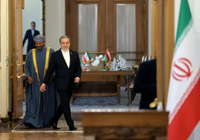 بازتاب خبر عمان و عربستان در بازار طلا و دلار/ دلار ۴۵۰۰ تومان گران‌تر شد/ طلای ۱۸ عیار تا ۳۵ میلیون تومان بالا می‌رود؟